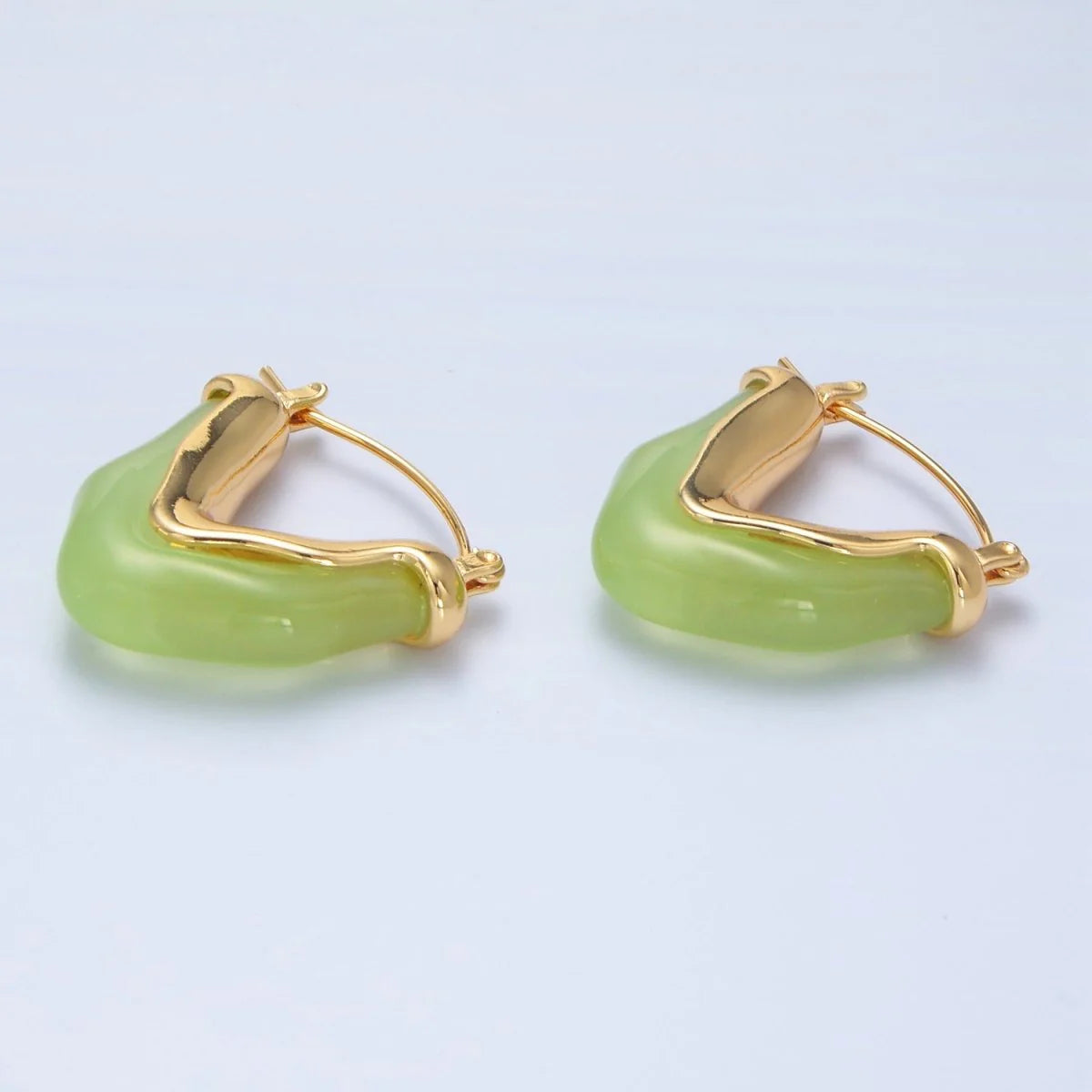 TRENDY CHUNKY RESIN V-SHAPED LATCH HOOP EARRINGS EA-21P233