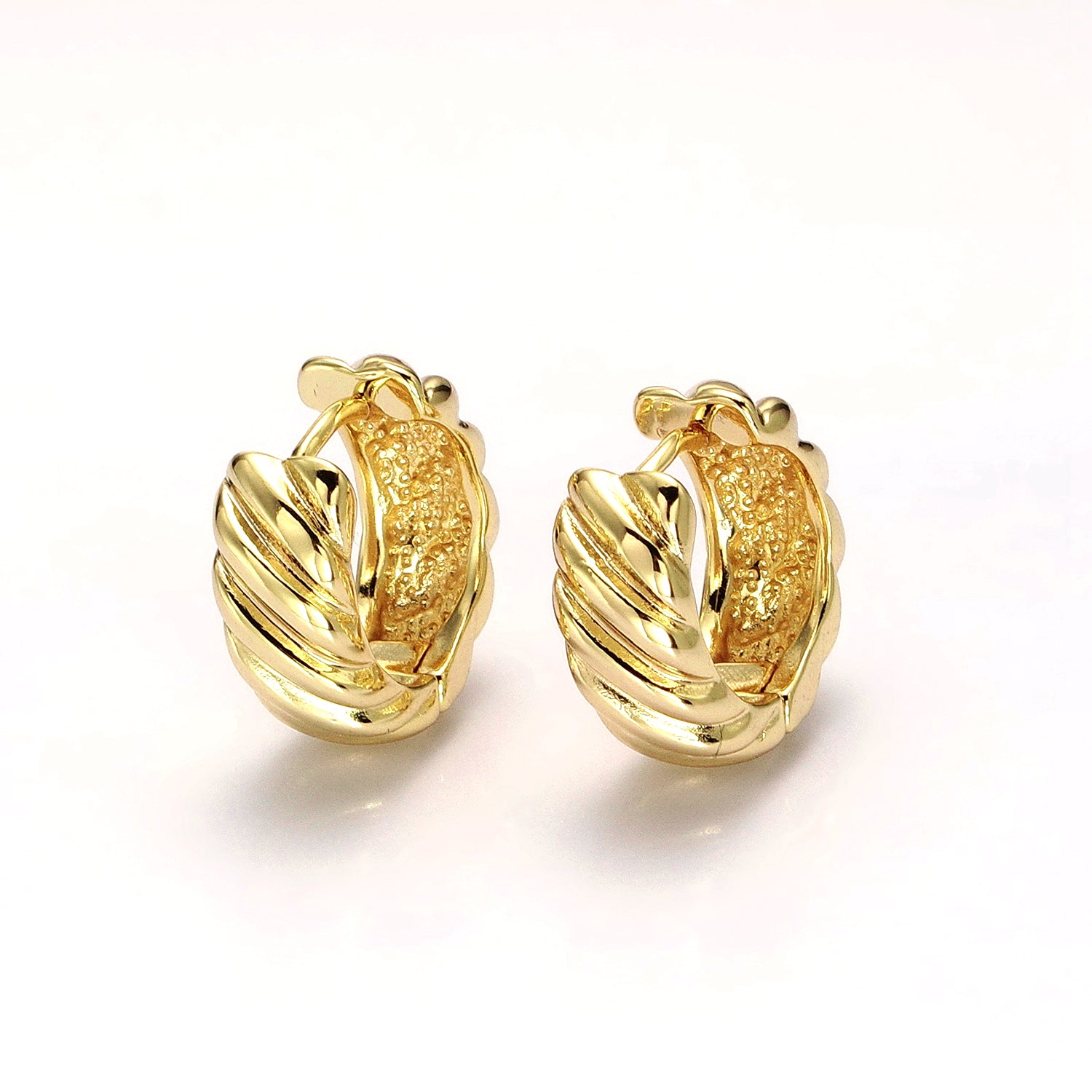 Gold Wide Flat Lined Croissant 16mm Huggie Hoop Earrings in Gold & Silver ✦ EA-21AB1478 EA-21AB1479