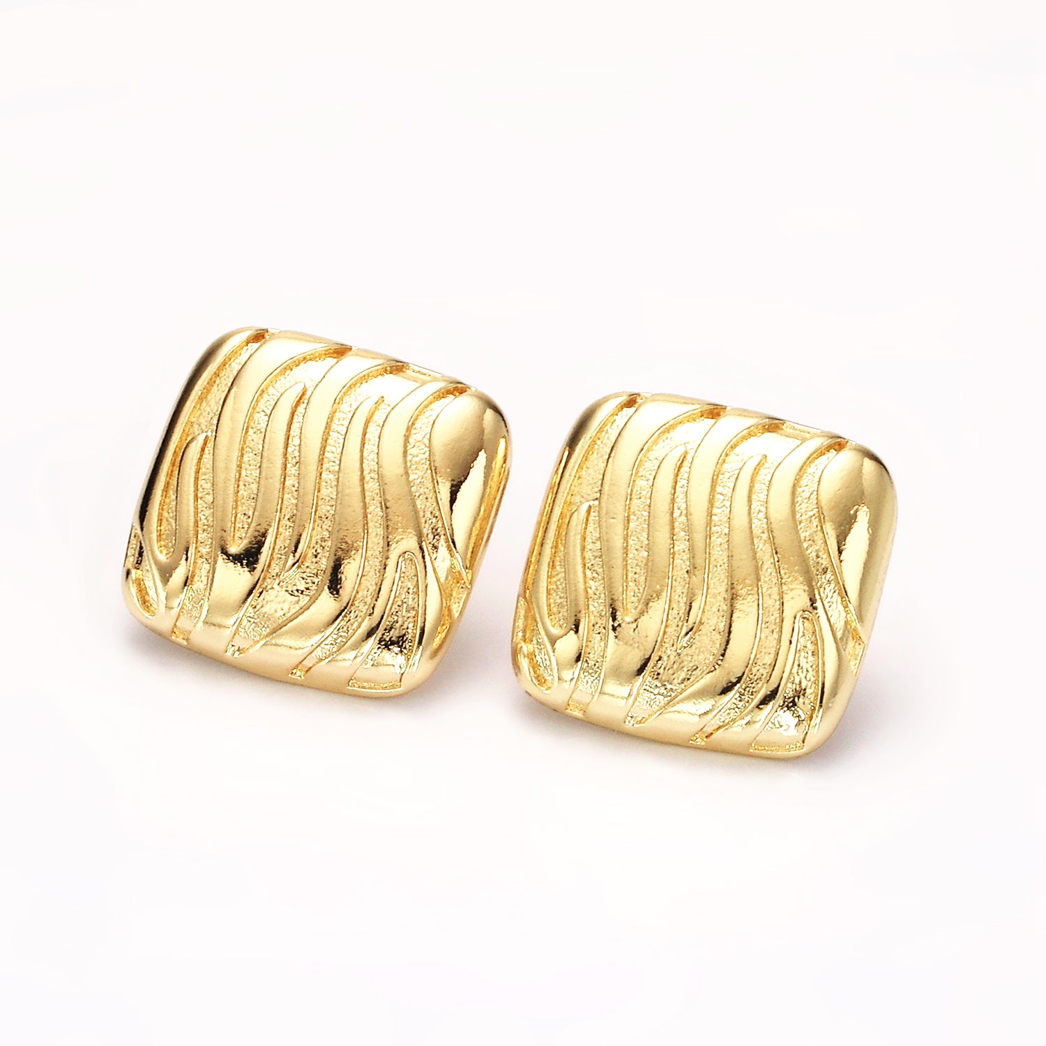 Gold 20mm Curved Lined Textured Square Stud  ✦ EA-21AE341