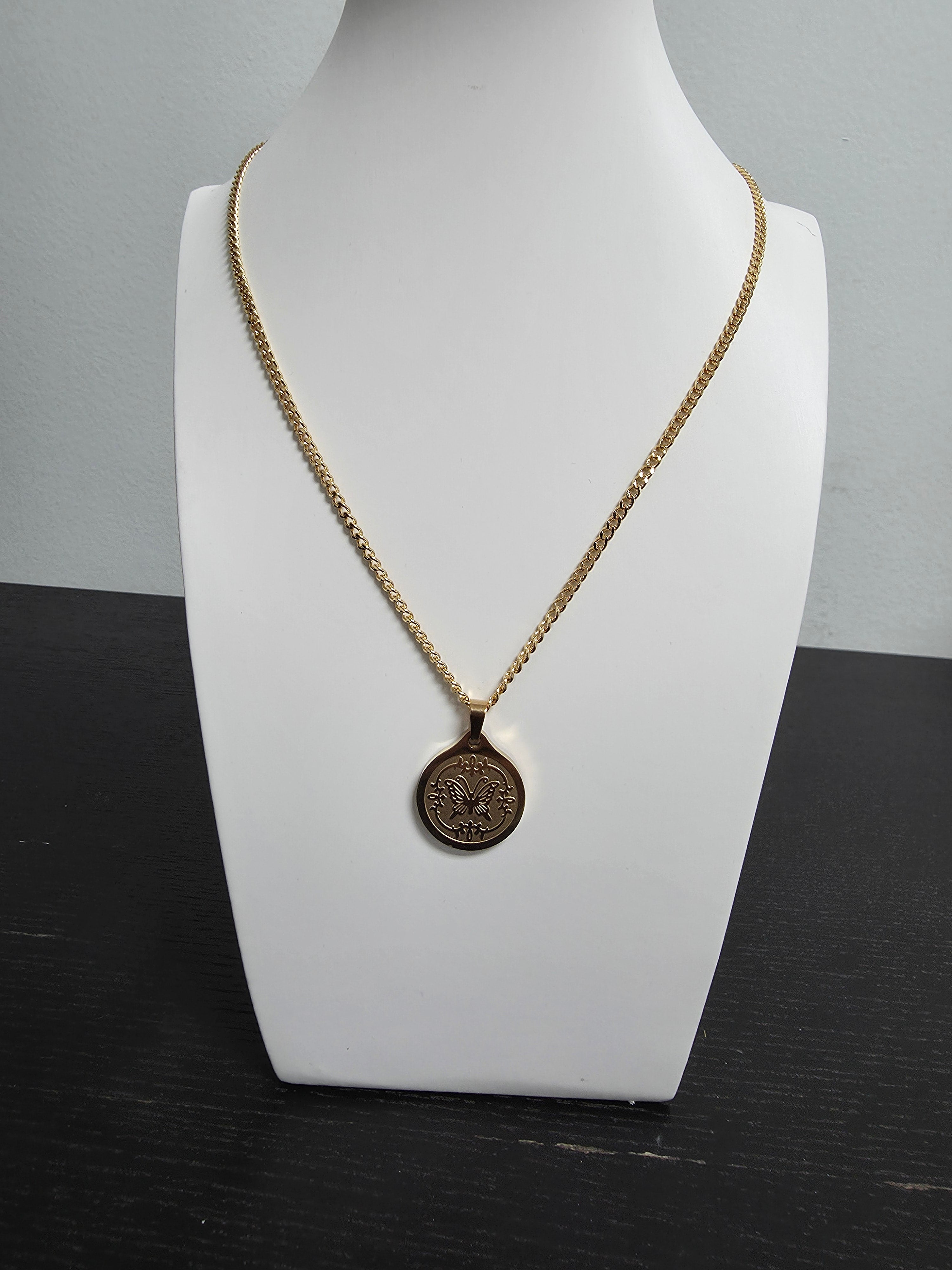 Curb Chain Monarch Butterfly Medallion Pendant 18-Inch Necklace CDESIGN-00503