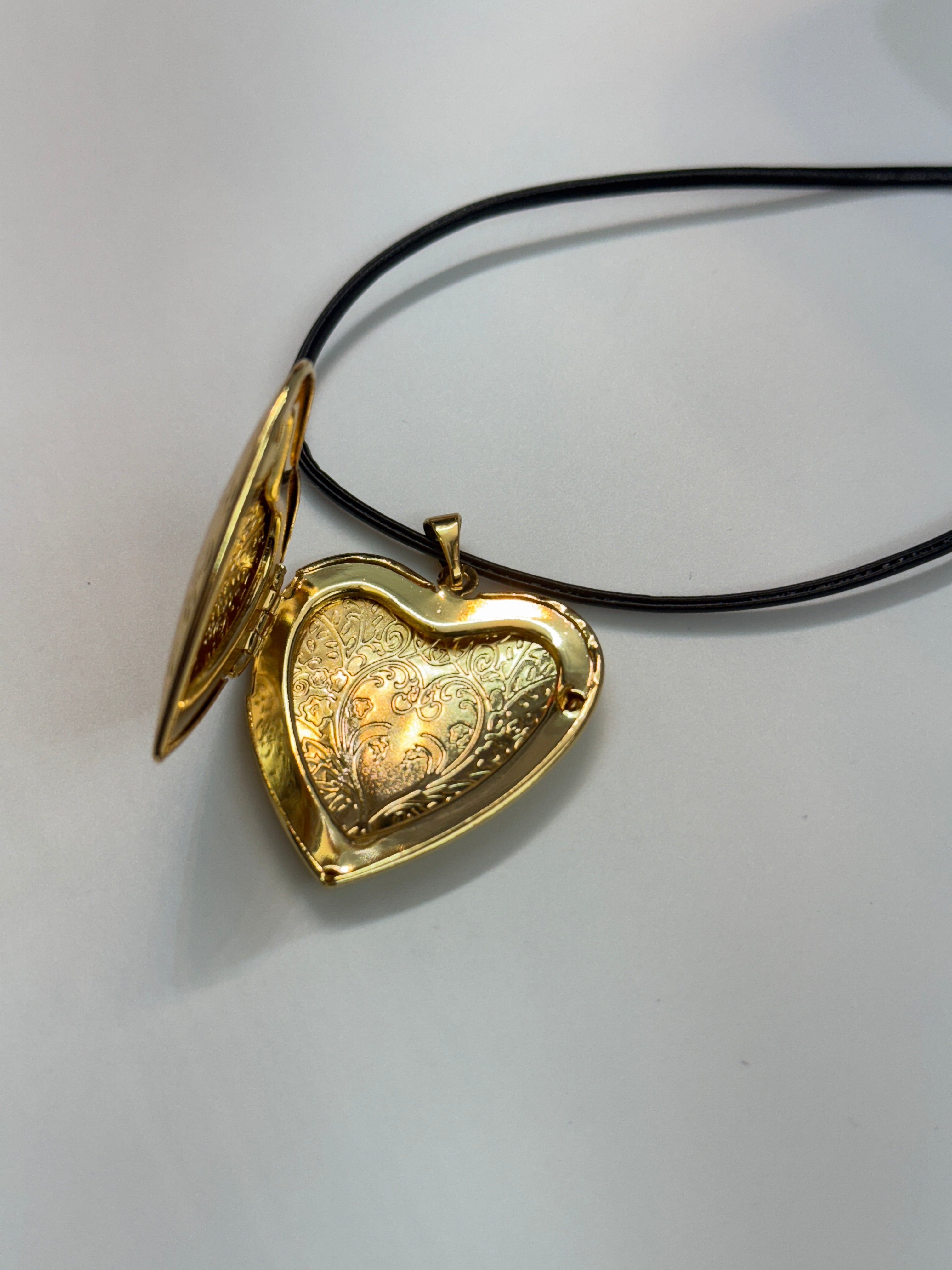 BLACK LEATHER CORD ENGRAVED HEART LOCKET NECKLACE NC-SJ2044