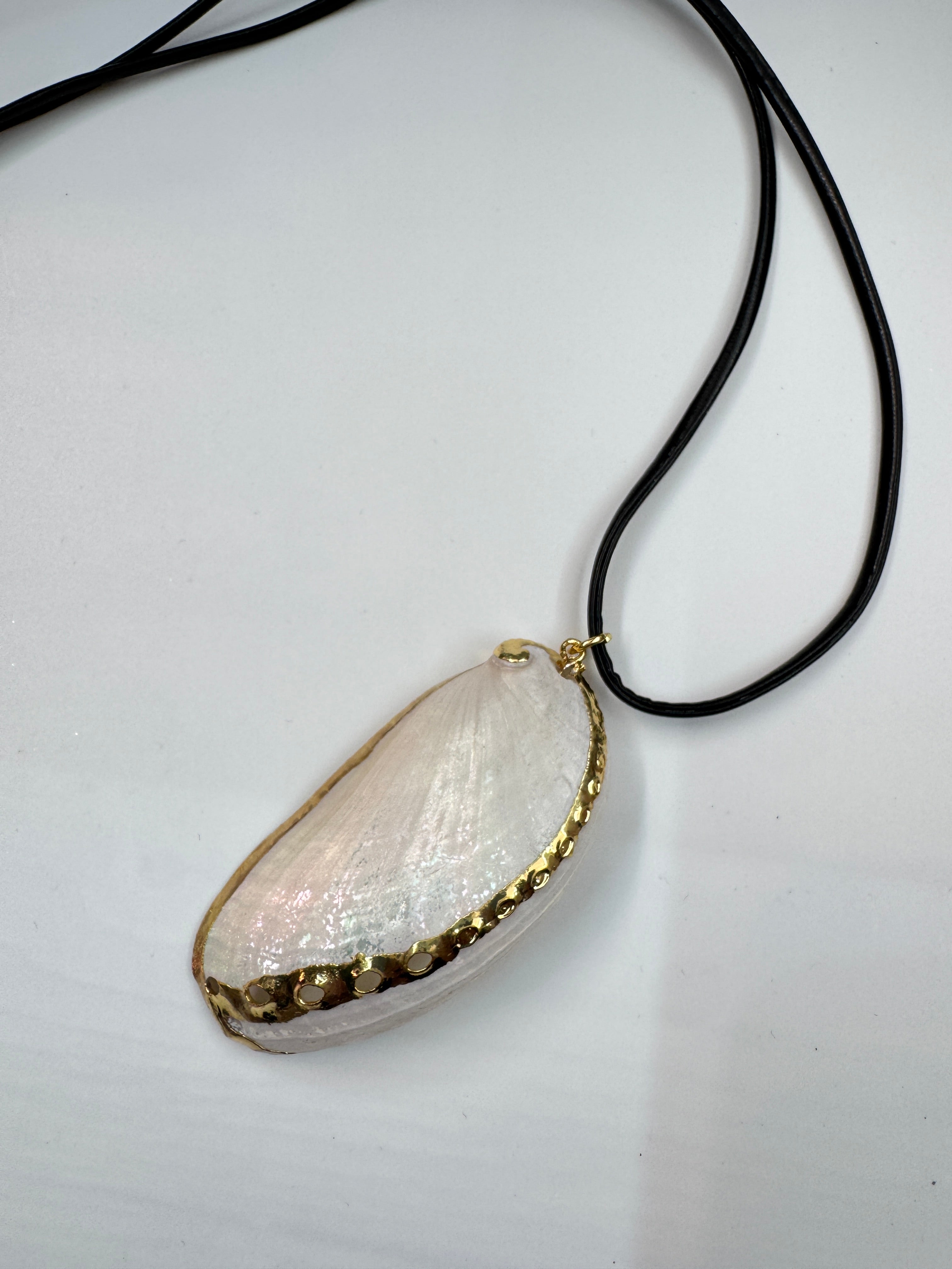 ADJUSTABLE BLACK LEATHER CORD IRIDESCENT SHELL NECKLACE NC-SJ2047