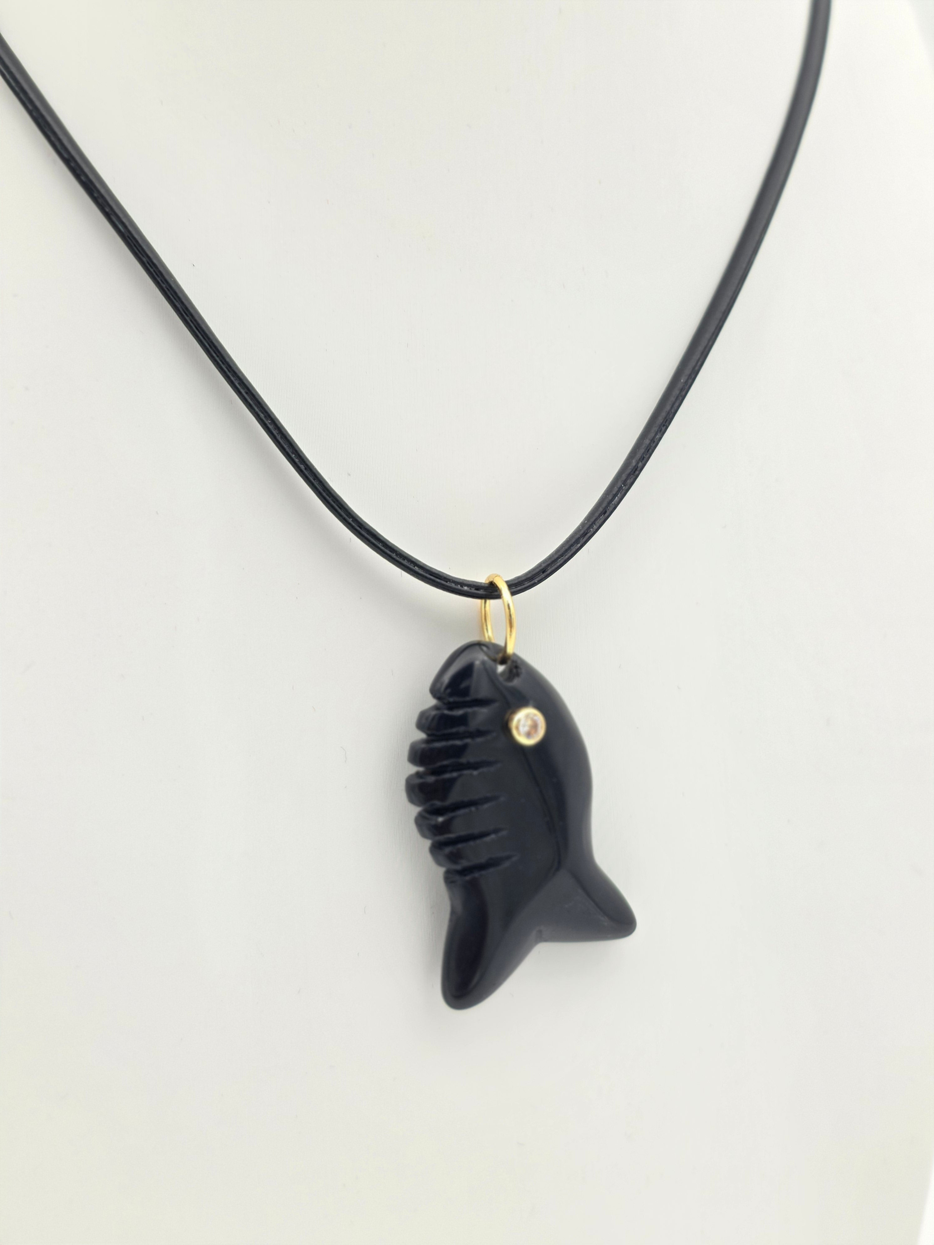 BLACK ADJUSTABLE LEATHER BAGUETTE CORD NECKLACE WITH FISH PENDANT ✦ NC-SJ2001