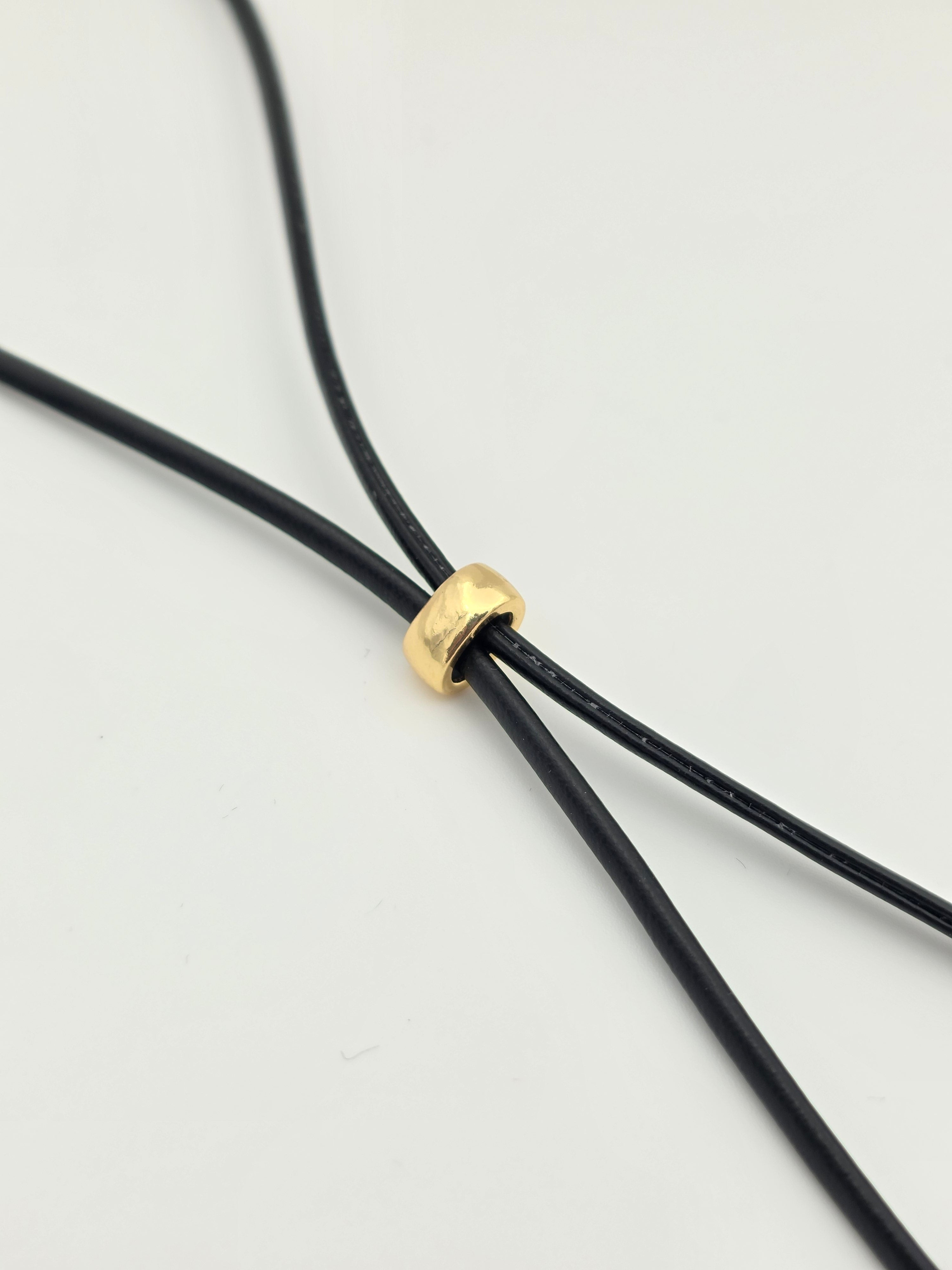 ADJUSTABLE BLACK PLEATHER CORD NECKLACE WITH TEAR DROP DISC PEARL PENDANT ✦ NC-SJ2003