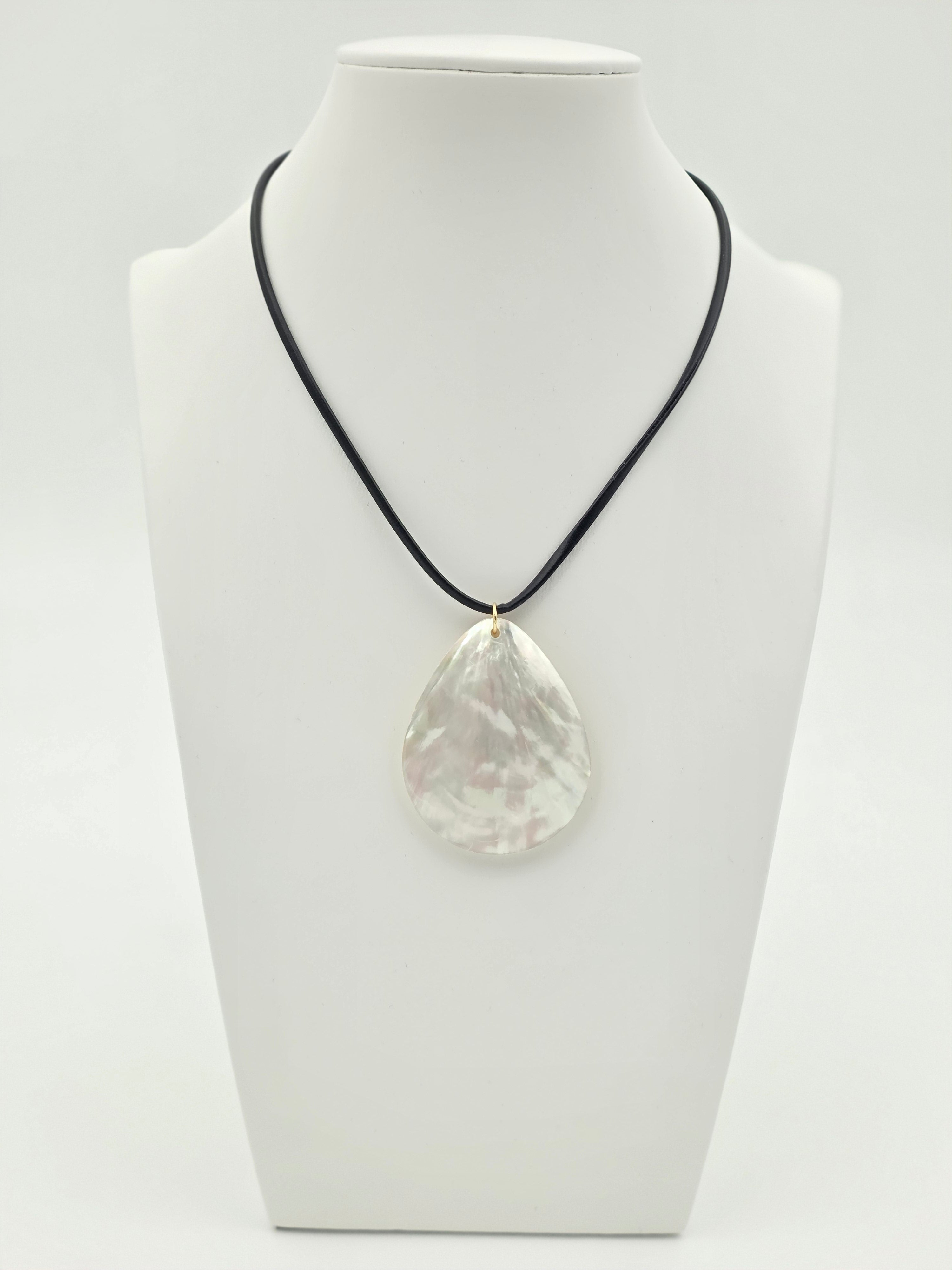 ADJUSTABLE BLACK PLEATHER CORD NECKLACE WITH TEAR DROP DISC PEARL PENDANT ✦ NC-SJ2003