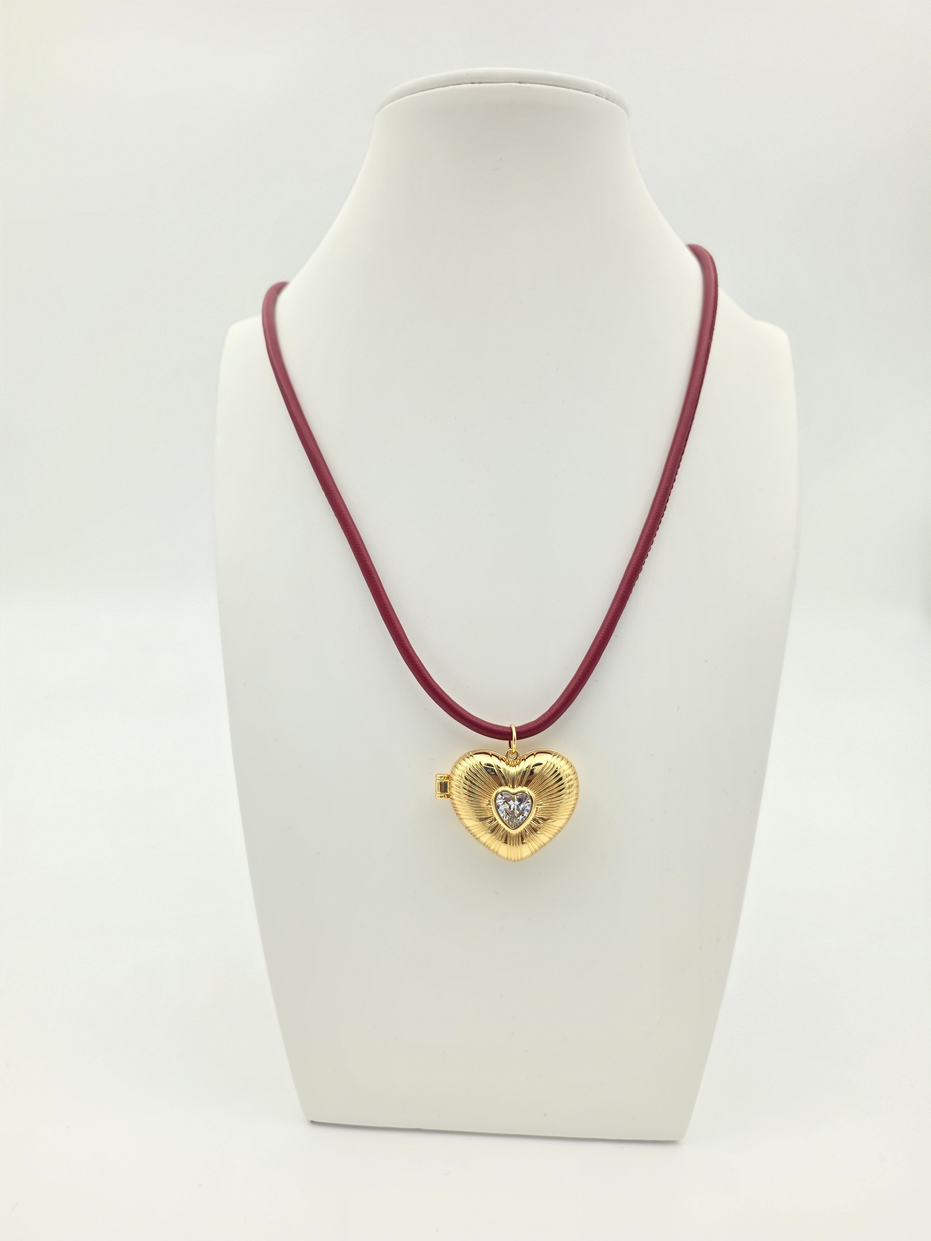 MAROON ADJUSTABLE BAGUETTE CORD NECKLACE WITH GOLD HEART LOCKET ✦ NC-SJ2011