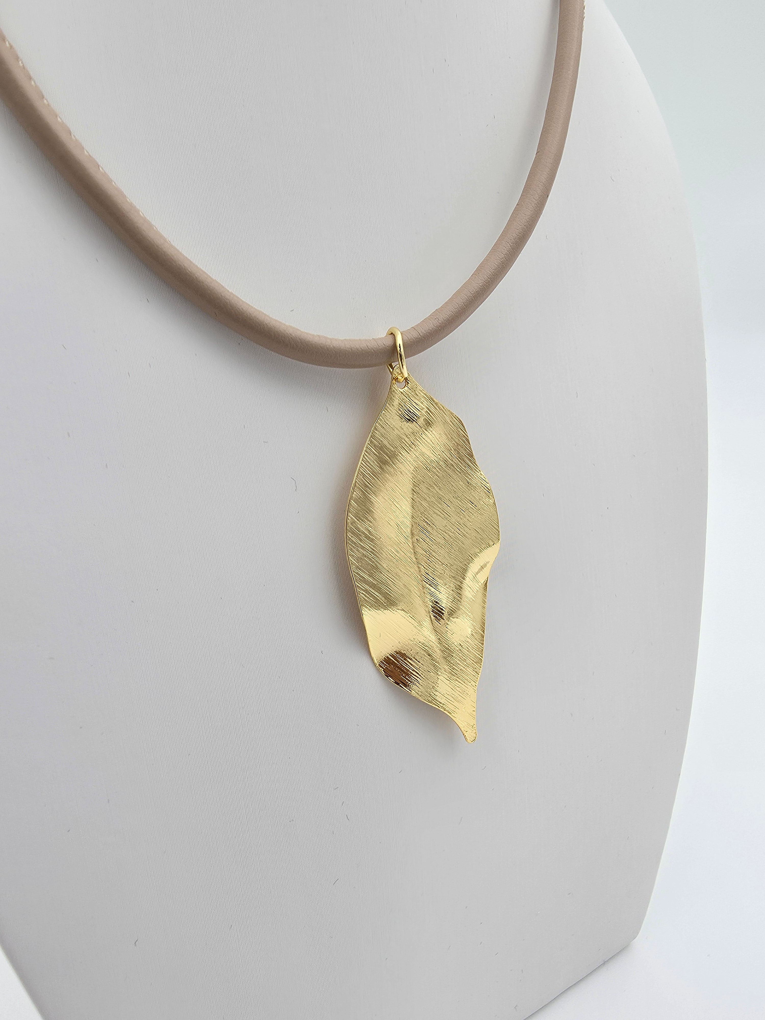 BEIGE CUSTOM ADJUSTABLE BAGUETTE CORD NECKLACE WITH GOLD LEAF PENDANT ✦ NC-SJ2016