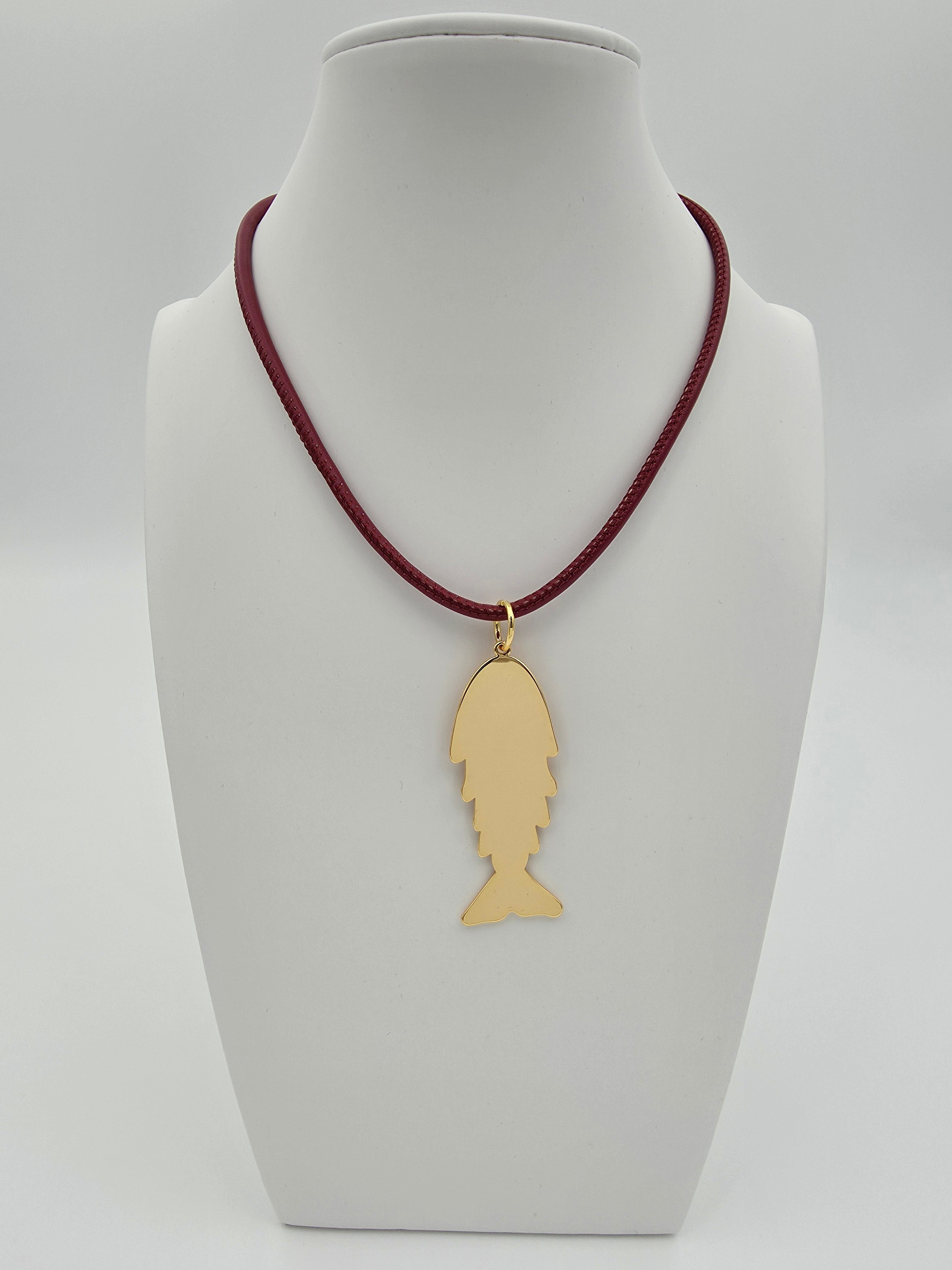 MAROON CUSTOM ADJUSTABLE BAGUETTE CORD NECKLACE WITH GOLD FISH PENDANT ✦ NC-SJ2018