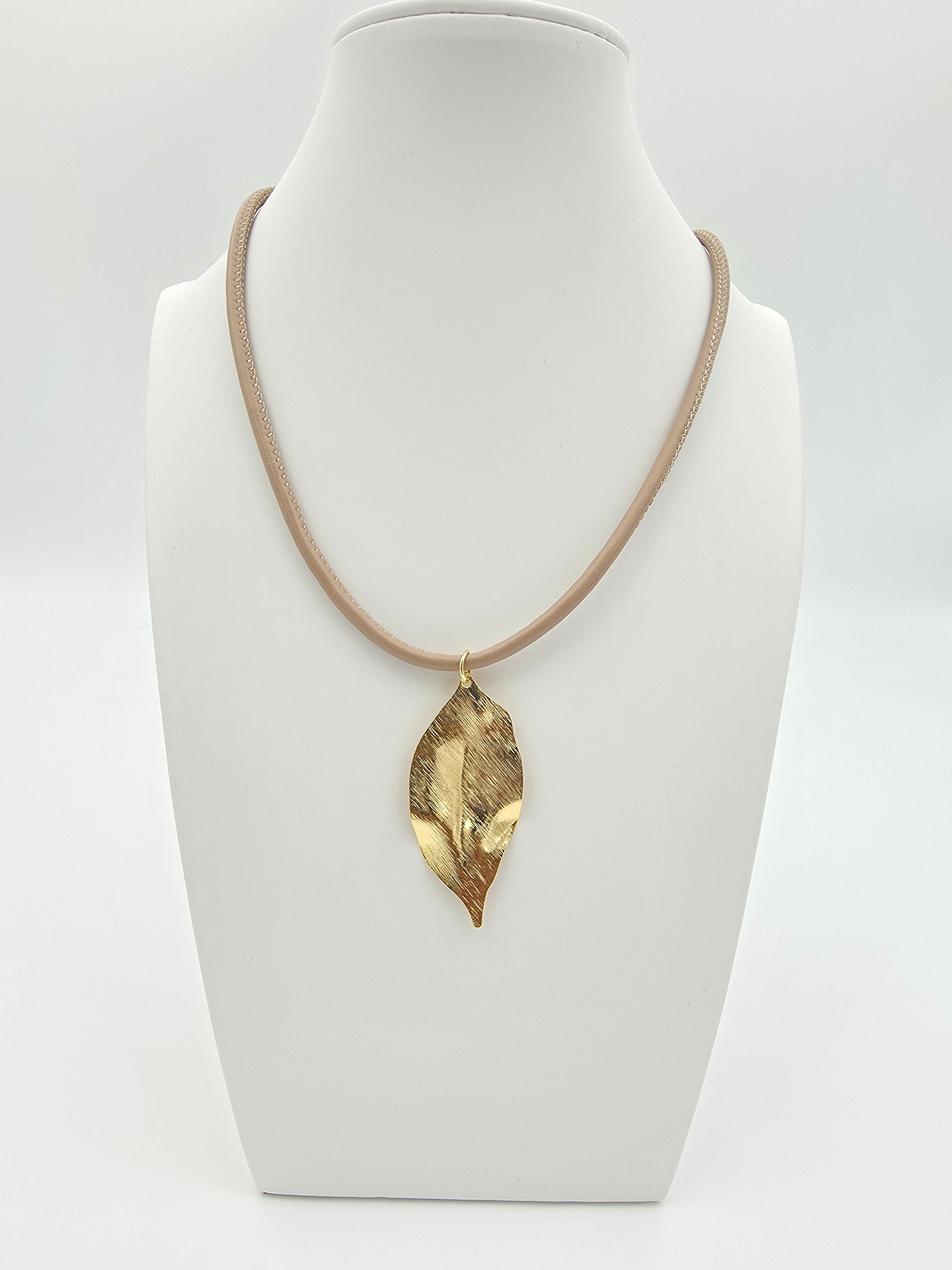BEIGE CUSTOM ADJUSTABLE BAGUETTE CORD NECKLACE WITH GOLD LEAF PENDANT ✦ NC-SJ2016