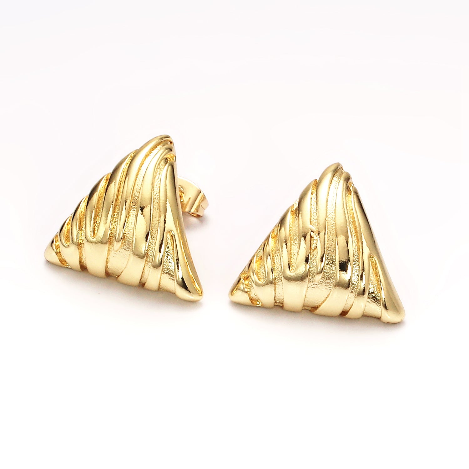 Gold Curved Lined Textured Triangle Stud Earrings ✦  EA-21V463