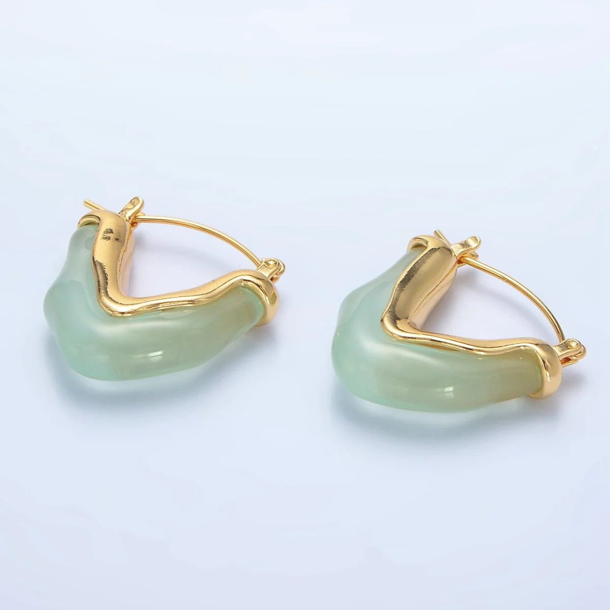 TRENDY CHUNKY RESIN V-SHAPED LATCH HOOP EARRINGS EA-21P233