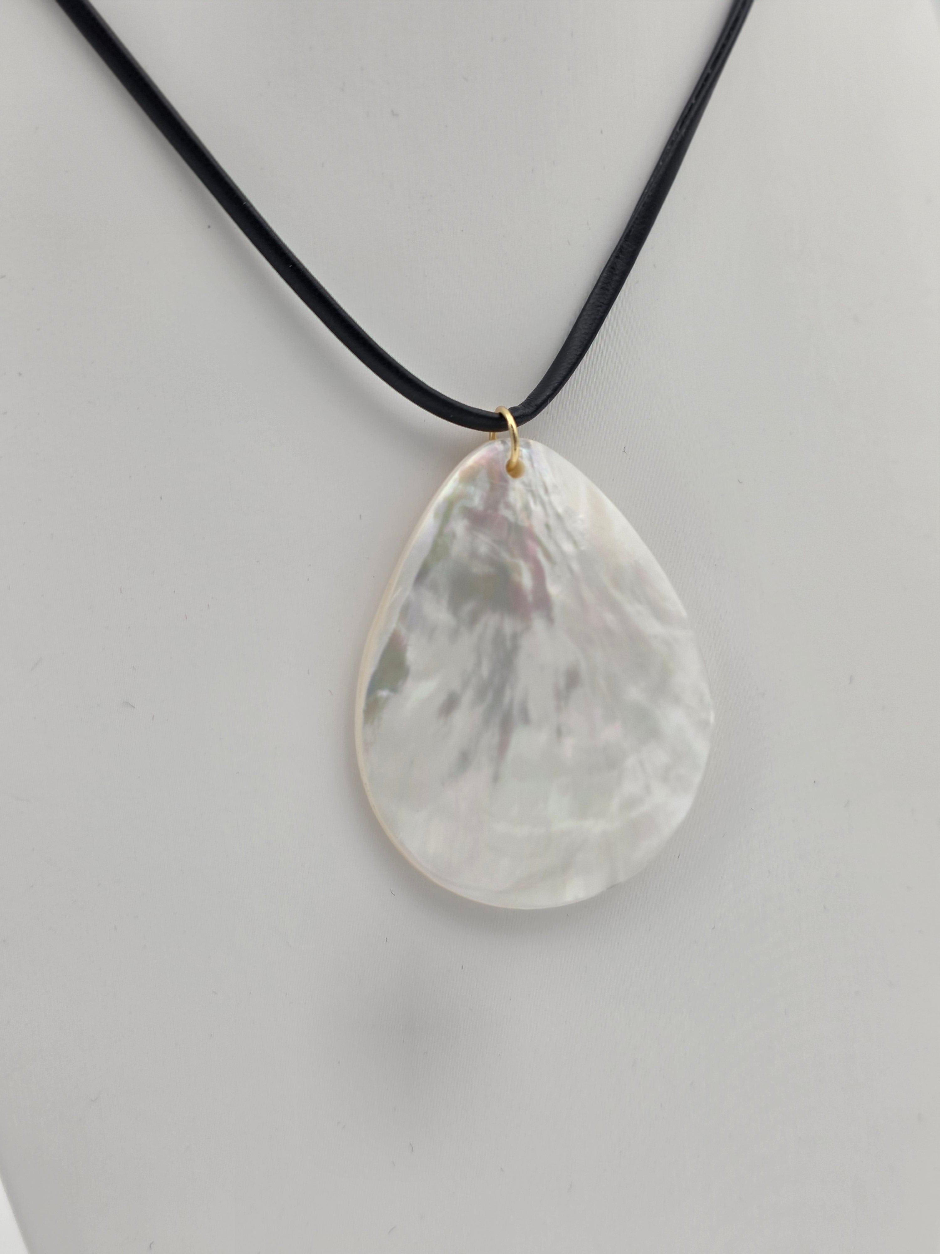 BLACK PLEATHER CORD NECKLACE WITH TEAR DROP DISC PEARL PENDANT  ✦ NC-SJ2003