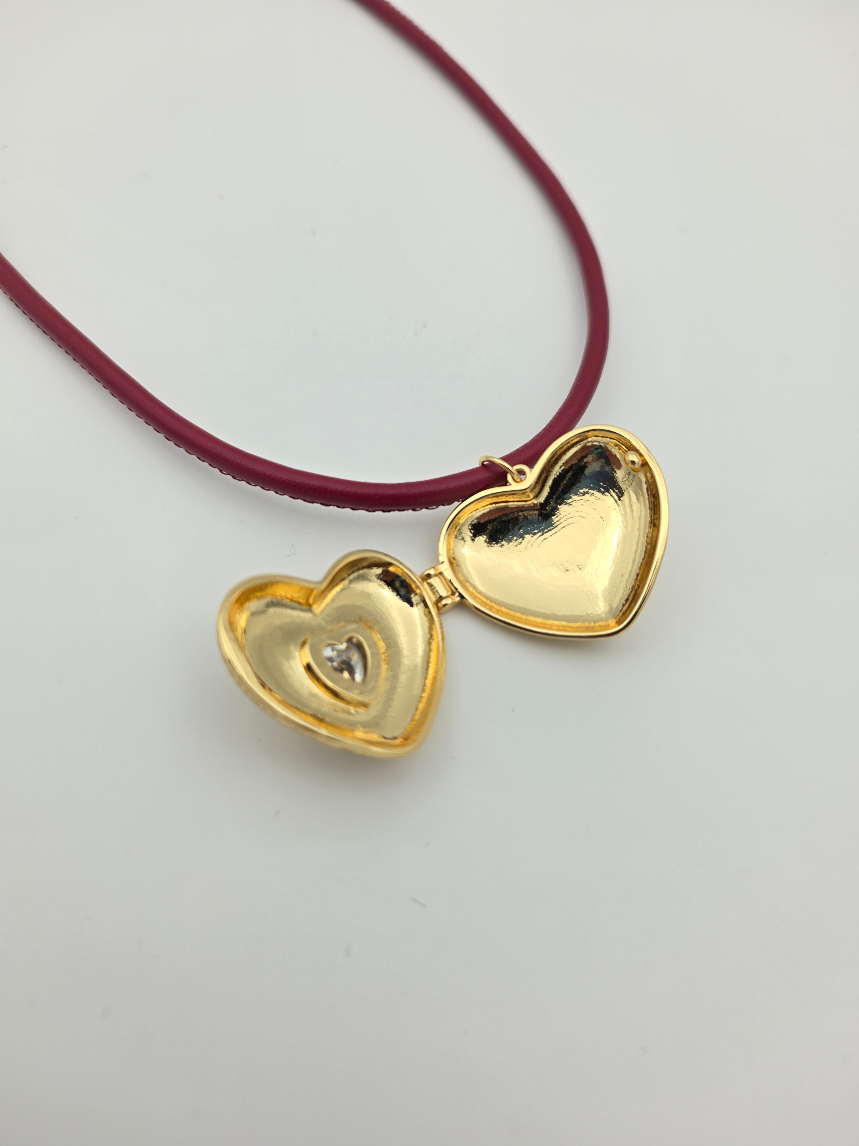 MAROON ADJUSTABLE BAGUETTE CORD NECKLACE WITH GOLD HEART LOCKET ✦ NC-SJ2011