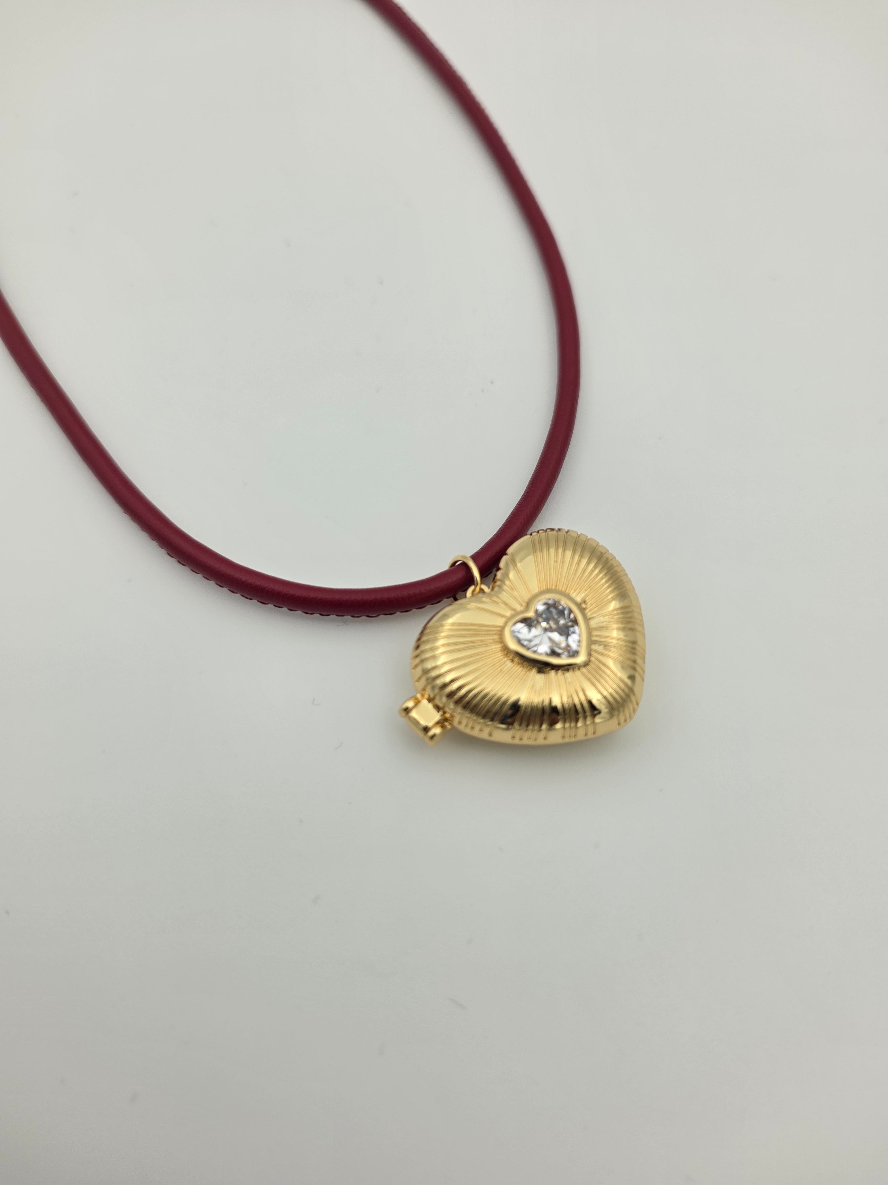 MAROON ADJUSTABLE BAGUETTE CORD NECKLACE WITH GOLD HEART LOCKET ✦ NC-SJ2011