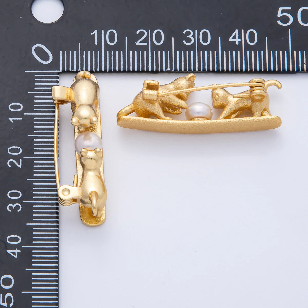 Pearl Two Kitten Playing Brooch Pin BH-21BH012